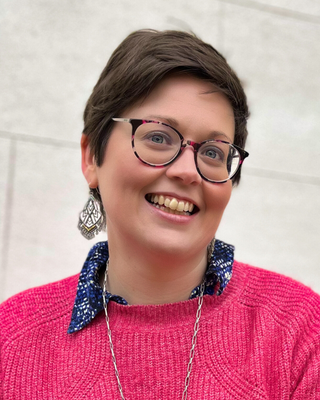 Photo of Hannah McKimm, Psychotherapist, MA, HCPC-Art Therap.
