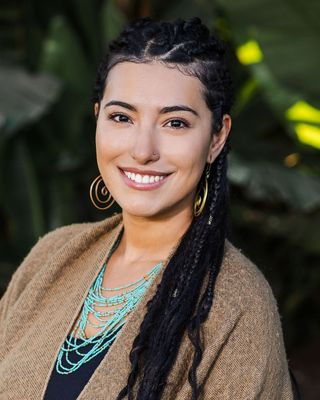 Photo of Leslie Fernandez, Marriage & Family Therapist Associate, AMFT, YTT