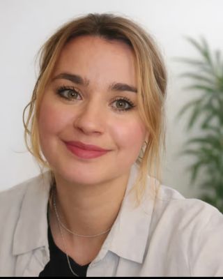 Photo of Lowri Brengain Williams, Psychotherapist, MA, HCPC-Art Therap.