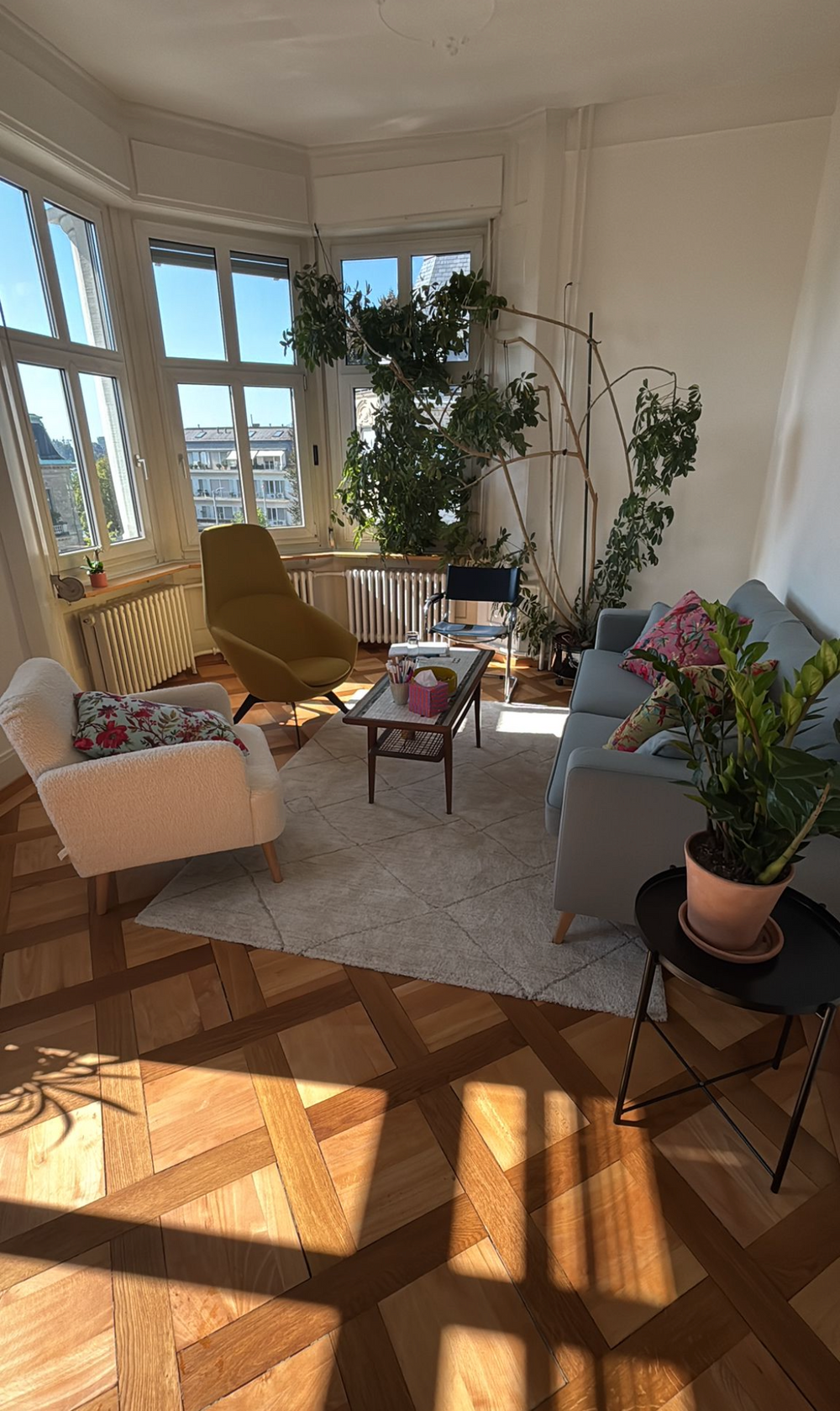 Warm, light and confortable therapy room overlooking Lake Zurich