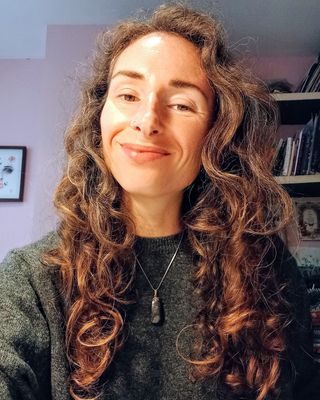 Photo of Izzy Savege, Psychotherapist, MA, HCPC-Art Therap.