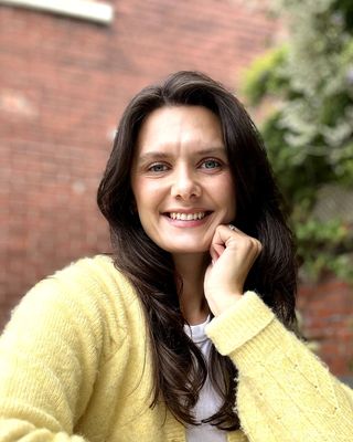 Photo of Isabelle Henthorn, Psychotherapist, MSc, MBACP