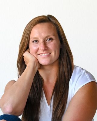 Photo of Hannah Short-Food Noise-Motherhood-Food Struggles - Hannah Short, Eating Disorder Therapist, Clinical Social Work/Therapist, LCSW, CMNCS, CCM