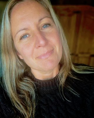 Photo of Dr Kelly Jayne, Psychotherapist, PhD, HCPC-Art Therap.