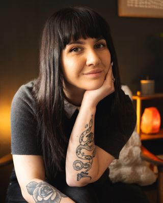 Photo of Aylin Shilling, Social Worker, MA, AMHSW