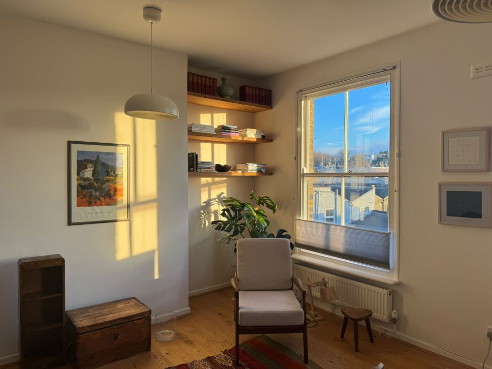 My practice is 10 minutes' walk from Finsbury Park station, making it easily accessible from Central London, Haringay, Barnet and Hertfordshire.