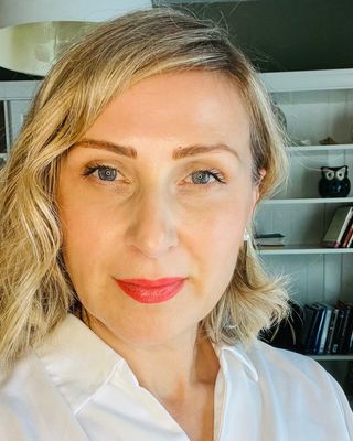 Photo of Ivona Szostak, Registered Psychotherapist, MEd, HBSc, MACP, OCT