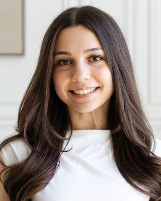 Photo of Emma Hirsch, Registered Psychotherapist (Qualifying)