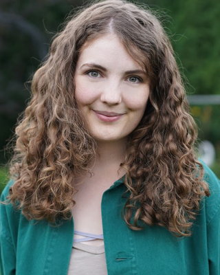 Photo of Lauren McCallum, Registered Psychotherapist in Toronto, ON