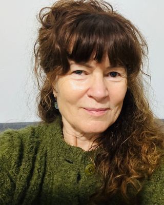 Photo of Fiona Giles, Psychotherapist, PhD, ACA-L1