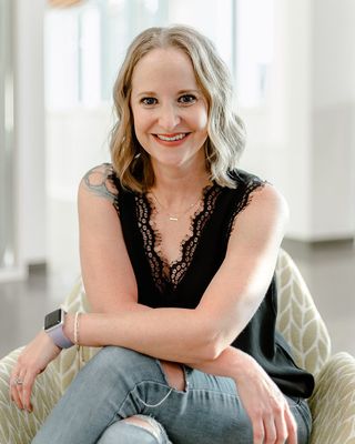 Photo of Heather Vinti, Registered Psychotherapist (Qualifying), RP(Q), CST