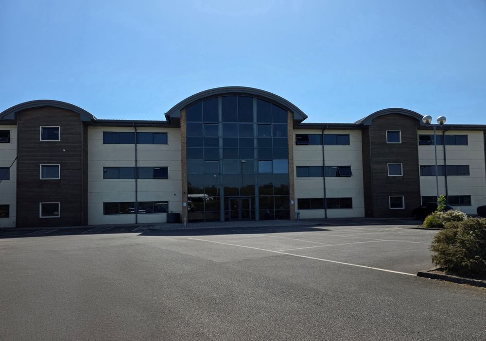 Main entrance and free car park of Mercury House