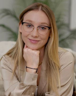 Photo of Caroline Dufort, Registered Psychotherapist, MACP, BEd, BA, RP, OCT