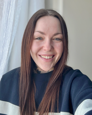 Photo of Lauren Neustadt, Licensed Clinical Professional Counselor, LCPC, ATR, C-DBT, CCATP, EMDR
