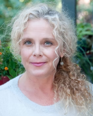 Photo of Linn Aosjia, Marriage & Family Therapist, LMFT