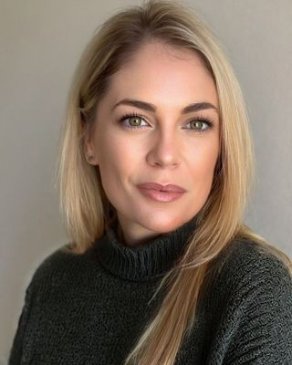 Photo of Robyn Lithgoe, Psychotherapist, MSc, MBABCP