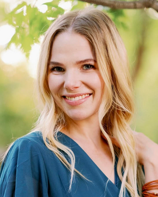 Photo of Laura Davies, Marriage & Family Therapist Associate, LAMFT