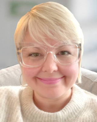 Photo of Jenni Shea, Registered Psychotherapist, AF-EMDR, IFS, MACP