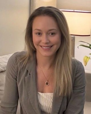 Photo of Laura MacLachlan, Registered Psychotherapist, BSc, MCP, RP