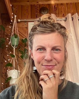Photo of Ali Windy Steer, Registered Psychotherapist (Qualifying), B.Sc, B.Ed, OCT, MACP