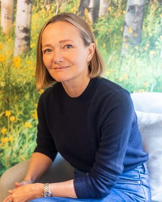 Photo of Lesley MacNeill, Psychotherapist, MSc, MUKCP