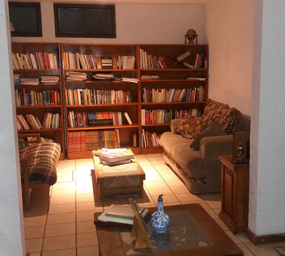 Éste es mi consultorio para las terapias presenciales, es un espacio cómodo, grande y privado para que podamos trabajar tranquilamente. 