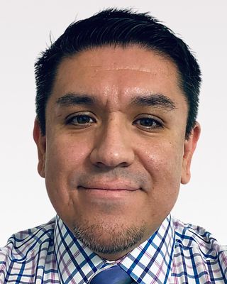 Juan Mayorga-Lozada的照片，他是洛杉矶东南部的临床社会工作/治疗师