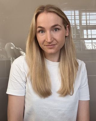 Photo of Dr Rebecca Ades, Psychologist, PsychD, HCPC - Clin. Psych.