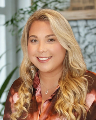 Photo of Kate Niewiarowicz, Licensed Mental Health Counselor, LMHC