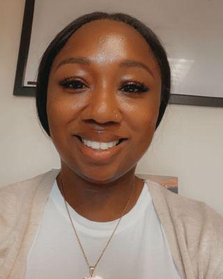 Photo of Rayeshundra Henderson, Counselor in Naperville, IL