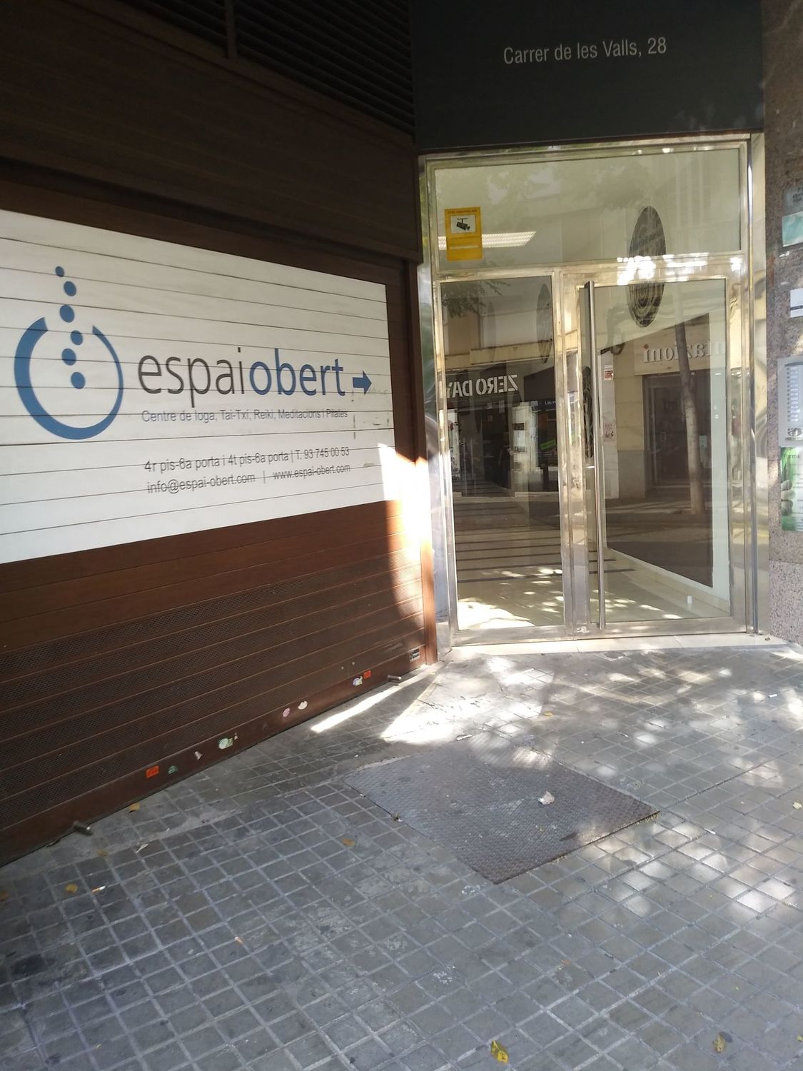Foto de la galería de Puerta, de acceso a edificio de oficinas, nº 28 C/ Les Valls Sabadell,  4º piso, 5ª puerta está el despacho. Josep Guasch, coaching y psicoterapia.
