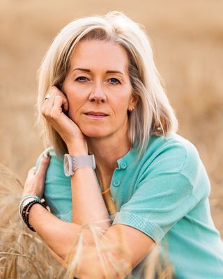 Photo of Sarah Hopton, Psychotherapist, MSc, SNCPS Acc.