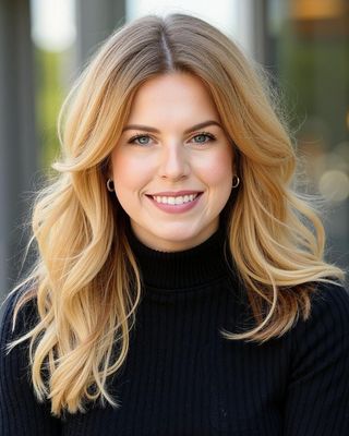 Photo of Stephanie Lowe, Registered Psychotherapist (Qualifying), MACP, MIR
