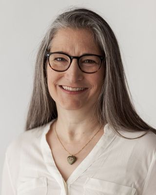 Photo of Amy McKay, Registered Psychotherapist, MEng, BEd, MACP