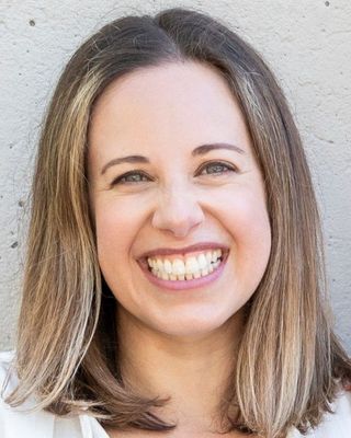 Photo of Naomi Midanik, Registered Psychotherapist (Qualifying) in Burlington, ON