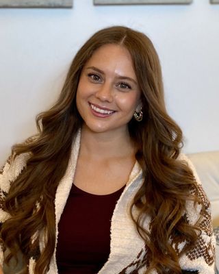 Photo of Izzy Munevar-Pelton, Registered Psychotherapist (Qualifying), MACP, BSc, BCN-L