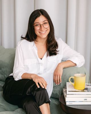 Photo of Erin Zohar, Registered Psychotherapist (Qualifying), MA