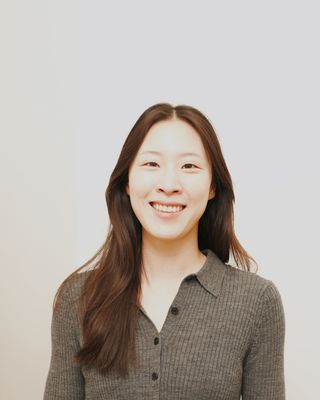 Photo of Esther Guak, Clinical Social Work/Therapist, LLMSW