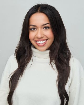 Photo of Fiza Bashir, Pre-Licensed Professional