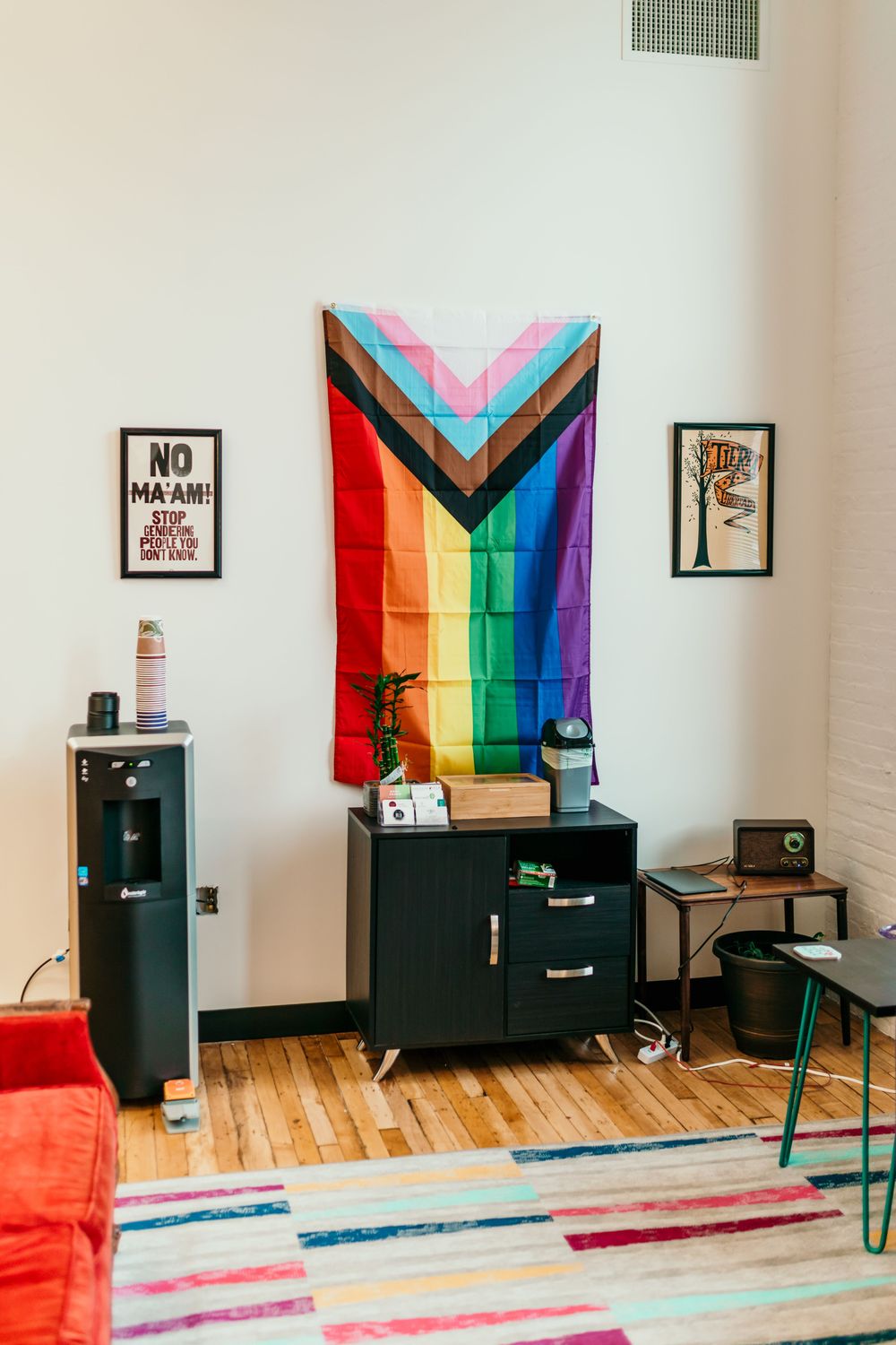 Hang out in our gender affirming waiting room, have some tea and read while waiting for your therapy session. 