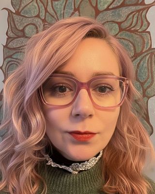 Photo of Fiona Toth-Gillies, Psychotherapist, MA, HCPC-Art Therap.