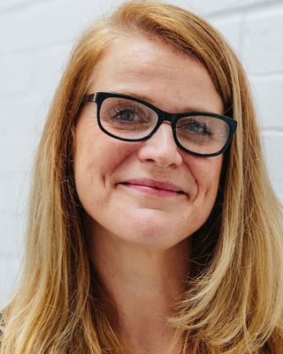 Photo of Shauna McVeigh, Psychotherapist, MSc, MUKCP