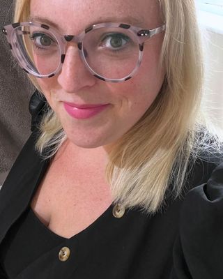 Photo of Ezzy Hassan, Psychotherapist, DCounsPsych, UKCP Trainee