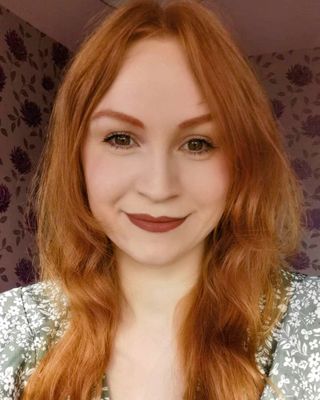 Photo of Holly Meakin, Psychotherapist, MSc, MBACP