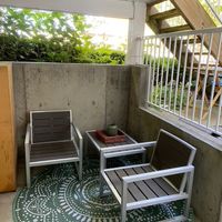Gallery Photo of An outside sitting area for parents who are waiting or for an outdoor session.