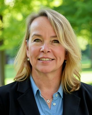 Photo of Lindsay Holden, Licensed Clinical Mental Health Counselor, LCMHC, LMT