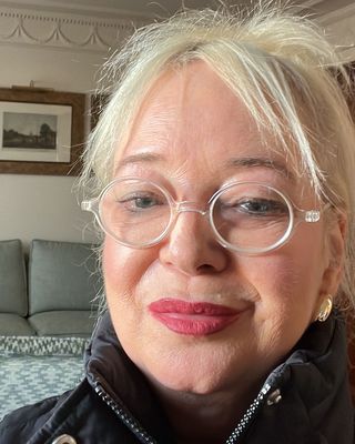 Photo of Lindsay Hamilton, Psychotherapist, MA, MUKCP