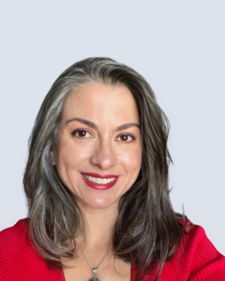 Photo of Elizabeth Gil-Simal, Registered Psychotherapist (Qualifying)