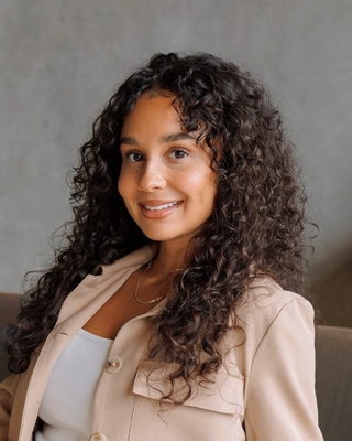 Photo of Taylor Davis, Registered Psychotherapist (Qualifying), RP(Q), MACP