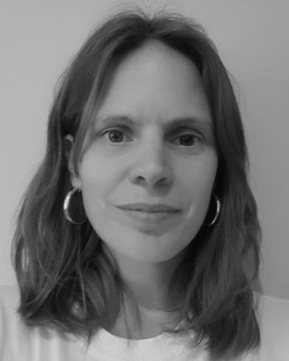 Photo of Alice Seymour, Psychotherapist, MA, HCPC-Art Therap.